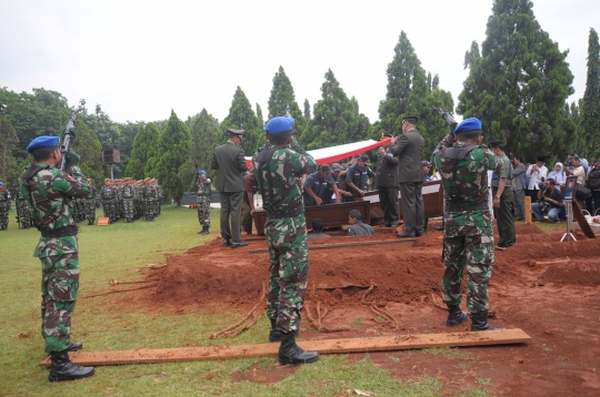 Upacara militer iringi pemakaman Maulwi Saelan di Kalibata