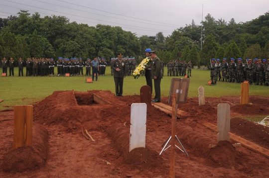 Upacara militer iringi pemakaman Maulwi Saelan di Kalibata