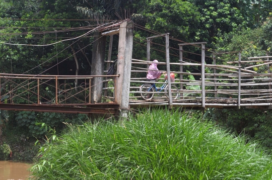 Kisah prihatin warga Kampung Poncol andalkan jembatan bambu reyot
