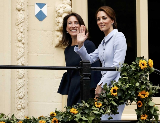 Ke Belanda, Kate Middleton tampil cantik bergaun biru