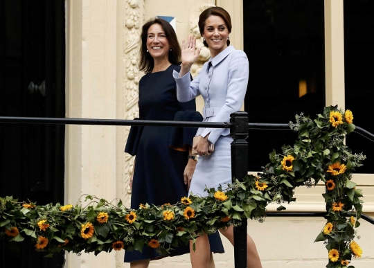 Ke Belanda, Kate Middleton tampil cantik bergaun biru