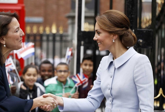 Ke Belanda, Kate Middleton tampil cantik bergaun biru