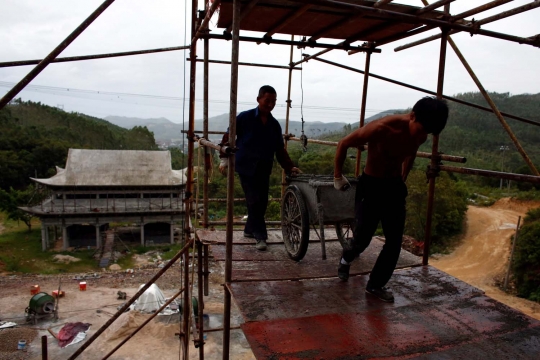 Kuli bangunan ini terkenal berkat rajin 'ngegym' di lokasi proyek