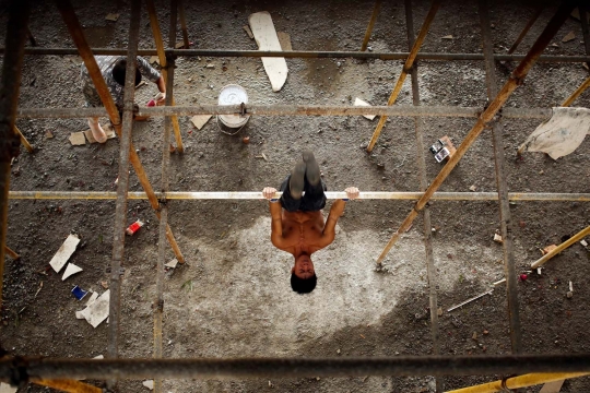 Kuli bangunan ini terkenal berkat rajin 'ngegym' di lokasi proyek