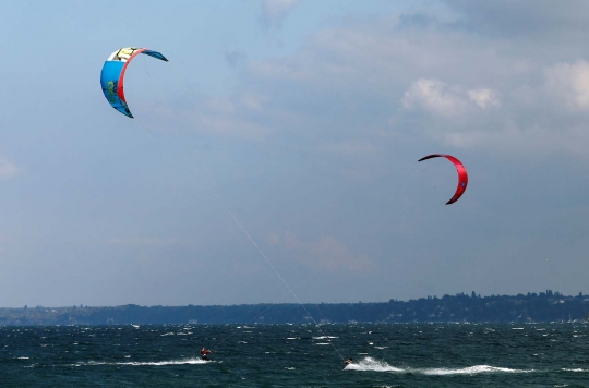 Keseruan main kiteboarding di danau lelehan gletser Swiss & Prancis