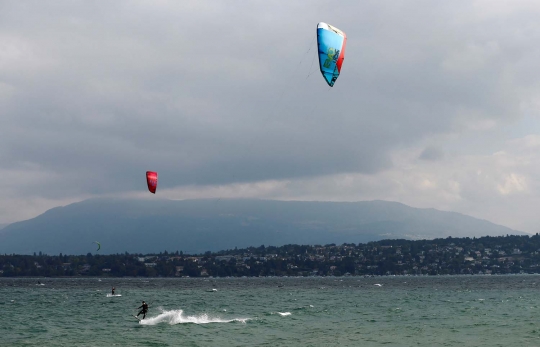 Keseruan main kiteboarding di danau lelehan gletser Swiss & Prancis