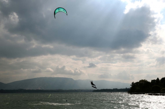 Keseruan main kiteboarding di danau lelehan gletser Swiss & Prancis