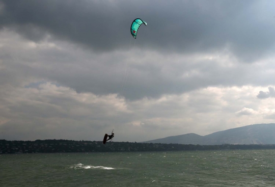 Keseruan main kiteboarding di danau lelehan gletser Swiss & Prancis