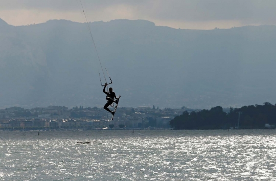 Keseruan main kiteboarding di danau lelehan gletser Swiss & Prancis