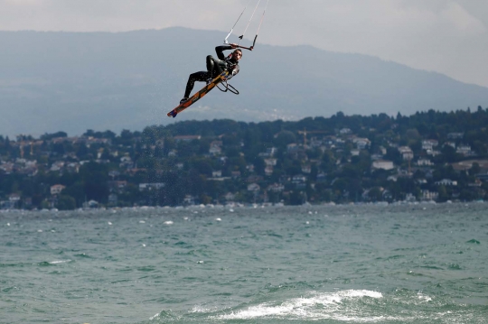 Keseruan main kiteboarding di danau lelehan gletser Swiss & Prancis