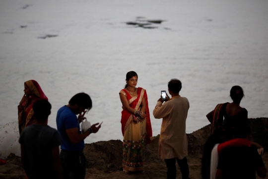 Fenomena sungai di India berubah jadi lautan busa