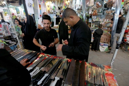 Deretan senjata-senjata tajam perayaan Asyura muslim Syiah
