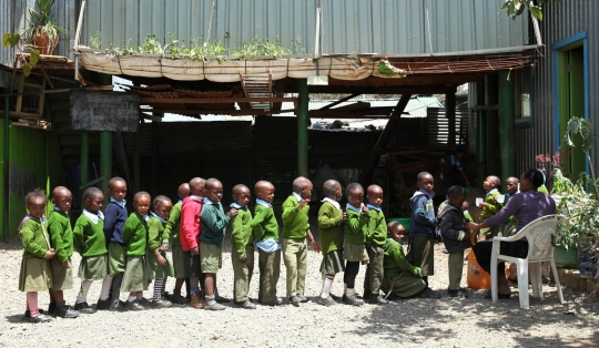 Keceriaan di balik kemiskinan anak-anak sekolah Kenya