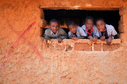 Keceriaan di balik kemiskinan anak-anak sekolah Kenya