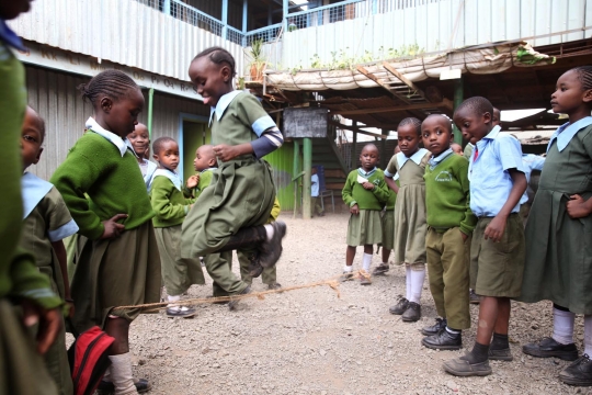 Keceriaan di balik kemiskinan anak-anak sekolah Kenya