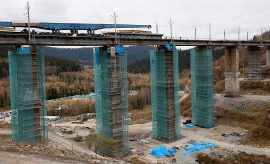 Rusia bangun jembatan rel kereta tertinggi di negaranya