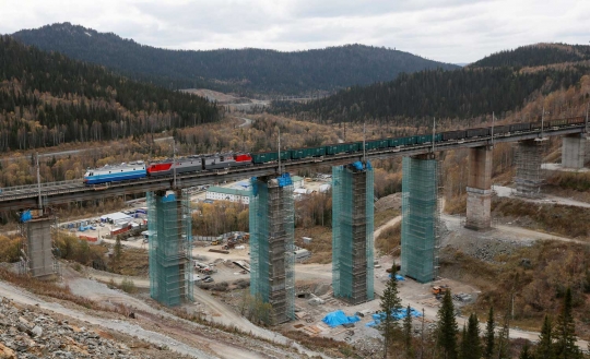 Rusia bangun jembatan rel kereta tertinggi di negaranya