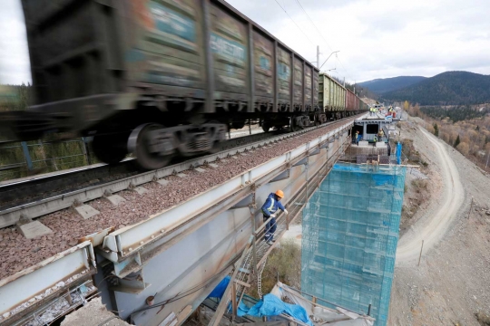 Rusia bangun jembatan rel kereta tertinggi di negaranya