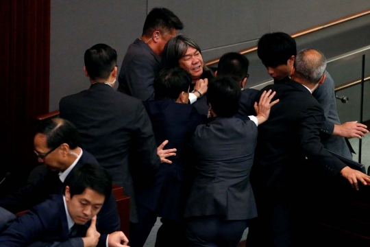 Aksi ricuh warnai hari pertama rapat parlemen Hong Kong