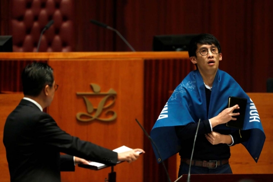 Aksi ricuh warnai hari pertama rapat parlemen Hong Kong