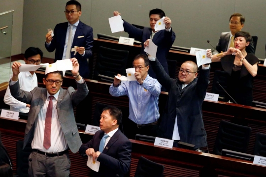 Aksi ricuh warnai hari pertama rapat parlemen Hong Kong