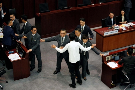 Aksi ricuh warnai hari pertama rapat parlemen Hong Kong