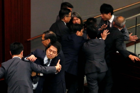 Aksi ricuh warnai hari pertama rapat parlemen Hong Kong