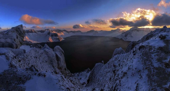 Keindahan Danau Tianchi di antara tebing bersalju