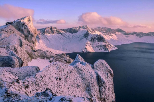 Keindahan Danau Tianchi di antara tebing bersalju
