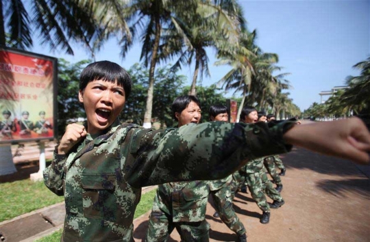 Aksi tentara cantik China unjuk kebolehan dalam latihan militer