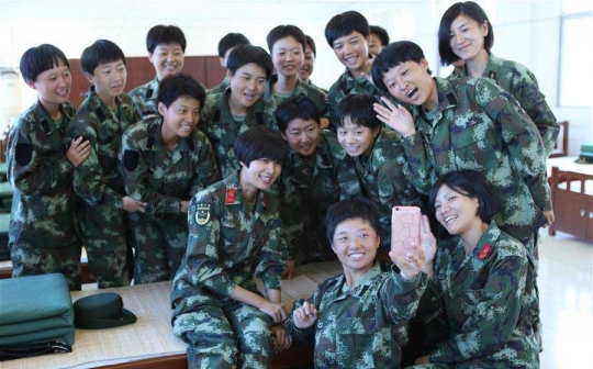 Aksi tentara cantik China unjuk kebolehan dalam latihan militer