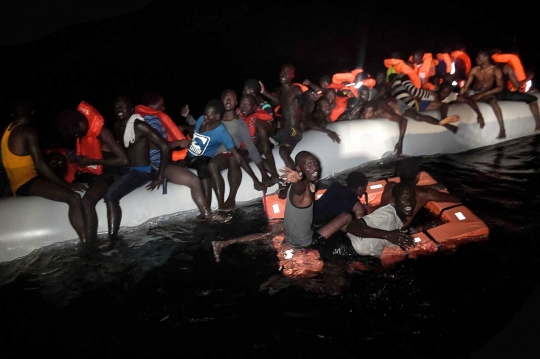 Mendebarkan, penyelamatan imigran terapung-apung di kegelapan laut