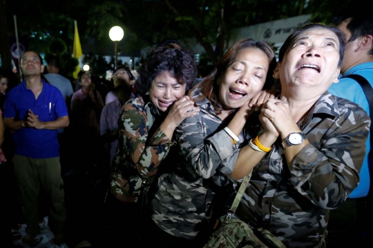 Histeris warga Thailand mendengar Raja Bhumibol wafat