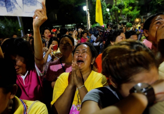 Histeris warga Thailand mendengar Raja Bhumibol wafat