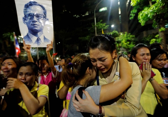 Histeris warga Thailand mendengar Raja Bhumibol wafat