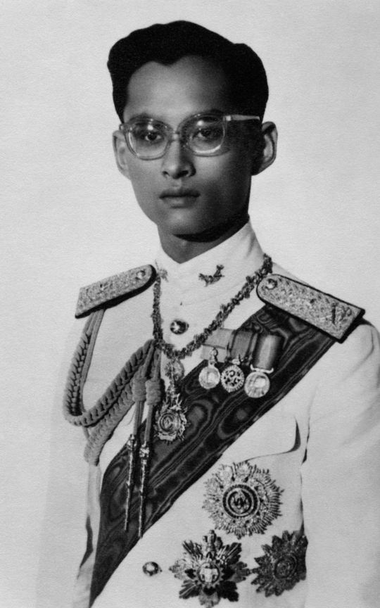 Foto-foto masa muda Raja Bhumibol, ganteng dan berkharisma