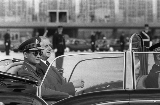 Foto-foto masa muda Raja Bhumibol, ganteng dan berkharisma