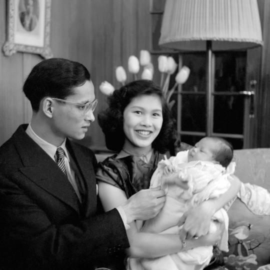 Foto-foto masa muda Raja Bhumibol, ganteng dan berkharisma