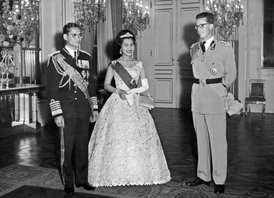 Foto-foto masa muda Raja Bhumibol, ganteng dan berkharisma