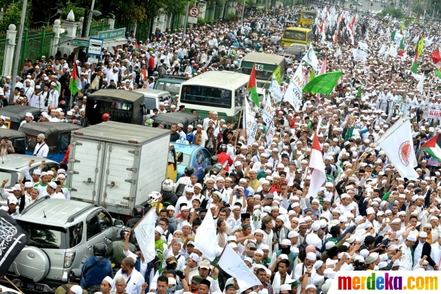 Ratusan ribu anggota ormas Islam banjiri jalan Medan Merdeka Timur. Massa gabungan dari berbagai ormas Islam ini melakukan longmarch menuju Balai Kota untuk mendemo Ahok terkait penghinaan terhadap Alquran.