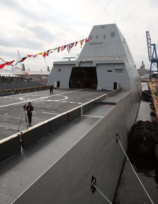 Ini wujud USS Zumwalt, kapal penghancur terbesar militer AS