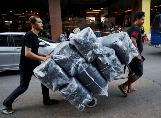 Sang Raja mangkat, penjualan pakaian hitam di Thailand laris manis