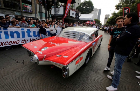 Mobil-mobil klasik beraksi di ajang balap Carrera Panamericana