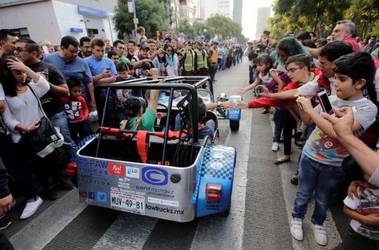 Mobil-mobil klasik beraksi di ajang balap Carrera Panamericana