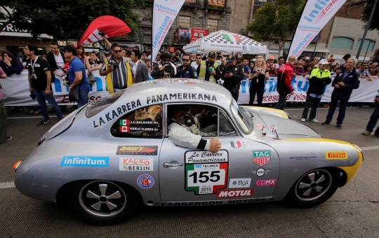 Mobil-mobil klasik beraksi di ajang balap Carrera Panamericana