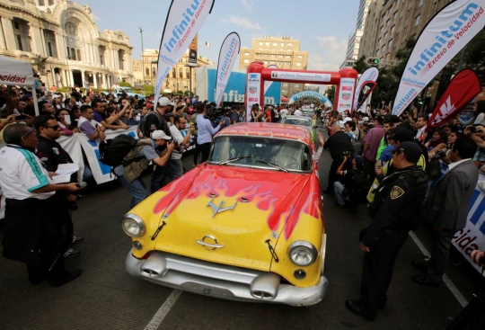 Mobil-mobil klasik beraksi di ajang balap Carrera Panamericana