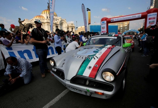 Mobil-mobil klasik beraksi di ajang balap Carrera Panamericana