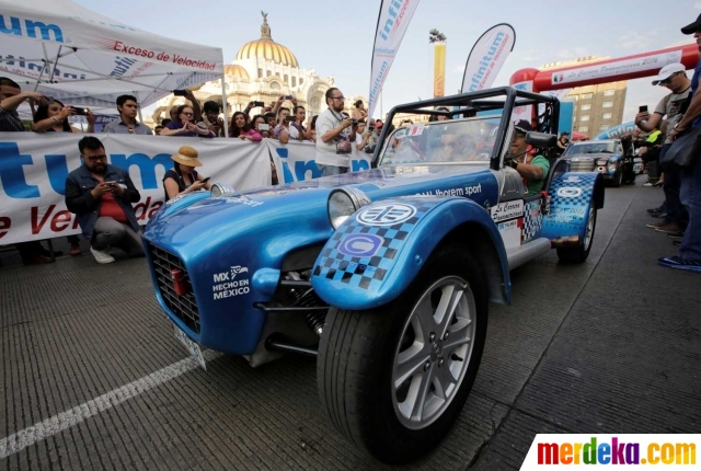 Foto Mobil  mobil  klasik  beraksi di ajang balap  Carrera 