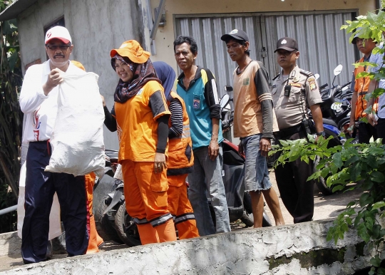 Djarot ajak warga bersihkan sampah di kali