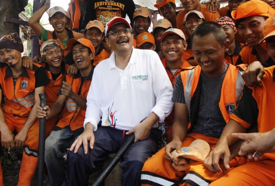 Djarot ajak warga bersihkan sampah di kali